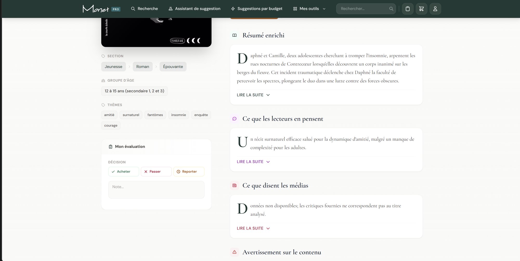 Fiche enrichie dans Monet PRO : section, groupe d'âge et thèmes cliquables à gauche; résumé enrichi, « Ce que les lecteurs en pensent », « Ce que disent les médias » et « Avertissement sur le contenu » à droite.